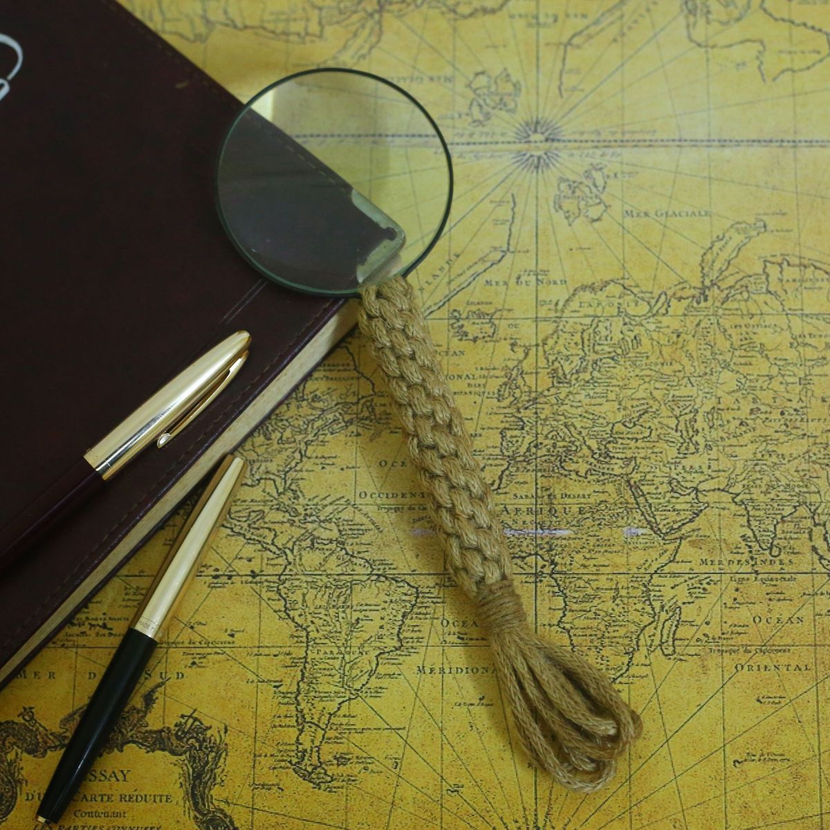 JUTE  HAND MAGNIFIER