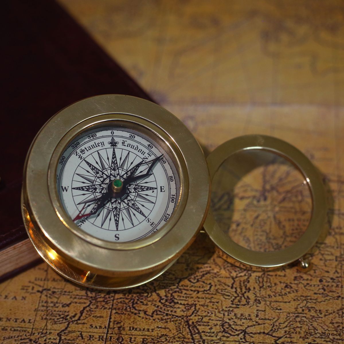 VINTAGE BRASS MAGNIFIER WITH COMPASS